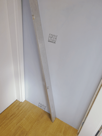 Die Spiegelplatte mit einer Richtlatte aus Aluminium gleichmäßig fest gegen die Kleberstränge drücken. Die Richtlatte ist sehr wichtig. Sie garantiert, dass die Spiegelplatte perfekt planeben verklebt wird. EasyFix Montagekleber hält die die Platte perfekt, er gleicht die Unebenheiten der Wand aus 5. Schutzfolie vorsichtig abziehen. Wartezeit war nicht notwendig